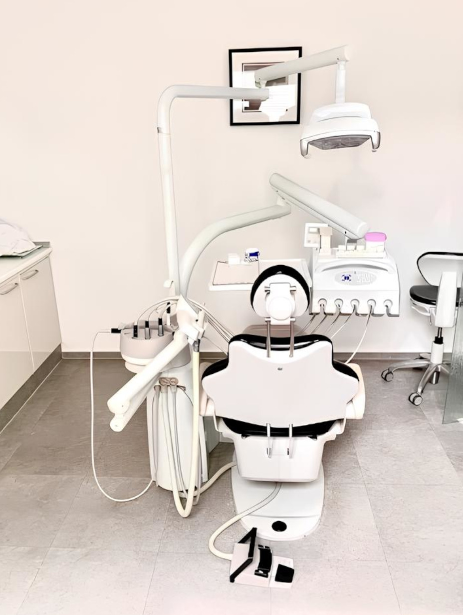 Behandlungszimmer mit moderner Technik